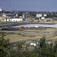 Zona industrial abandonada com sinais visíveis de contaminação industrial antes da descontaminação