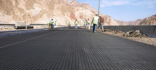 Instalação segura e fácil com revestimento betuminoso e guia de instalação Instalação simples e segura com revestimento betuminoso e auxiliar de instalação