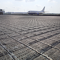 A grelha HaTelit estabiliza a pista de circulação de aviões antes do asfaltamento