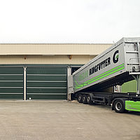 Pavilhão industrial com portas de camião: cobertura têxtil para entregas cómodas