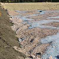 Geogrelha Basetrac Grid num estaleiro de construção, sobre o qual já foi espalhada areia ou gravilha