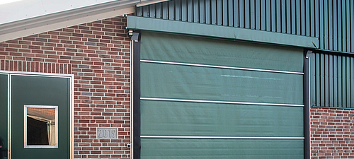 Lubratec® Doors - Porta seccionada Stabitor - Solução fiável para a passagem diária de veículos de grande porte Lubratec Stabitor - porta seccionada para utilização intensiva e elevada capacidade de carga