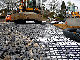 Instalação de geossintéticos e revestimento de pedra de preenchimento para reforço da camada de base e estabilização do solo da rede rodoviária