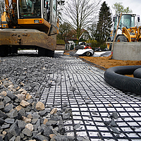 Cascalho e terra sobre o geocomposto Basetrac® Duo-C