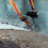 Instalação de tapetes de concreto e fixação por revestimento coerente na margem de um rio