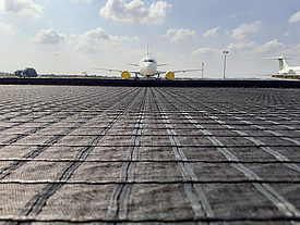 Aeronave a rolar sobre uma pista coberta de HaTelit