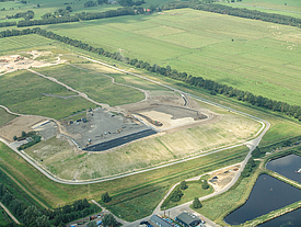 Vista panorâmica da construção de dois aterros sanitários vedados pela instalação de sistemas geossintéticos