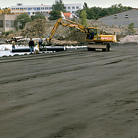 Aplicação profissional do sistema de impermeabilização geossintética da HUESKER num terreno abandonado