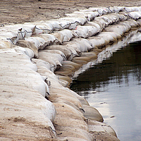 Os sacos SoilTain protegem a praia arenosa de um lago