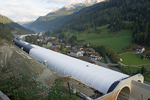Revestimentos geossintéticos de argila e tapetes de bentonite da HUESKER para uma selagem eficaz de um túnel para proteger o ambiente e as massas de água