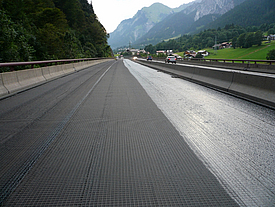 Parte de uma autoestrada reforçada com geogrelha HaTelit