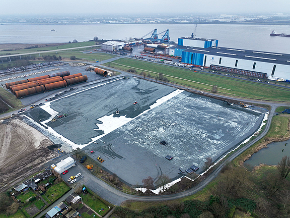 Rotas de acesso reforçadas com geogrelha e áreas de estacionamento de guindastes na construção de parques eólicos Visão geral das rotas de acesso reforçadas com geogrelha e das áreas de estacionamento de guindastes na construção de parques eólicos