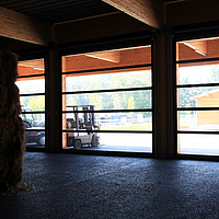 Vista interior de um Stabitor Lubratec a partir de um armazém com fardos de palha