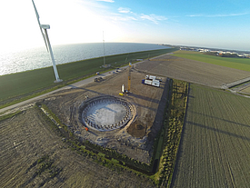 Plataforma de trabalho do guindaste reforçado para o início da construção da turbina eólica no Parque Eólico Zuidwest