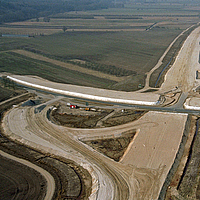 A vista aérea do local de construção de um nó de autoestrada mostra a utilização do geotecido Stabilenka