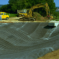 Trabalhadores no processo de colocação do revestimento geossintético de argila NaBento para uma óptima impermeabilização e função de vedação.
