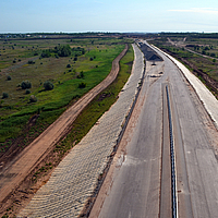 Uma barragem vista de cima durante a fase de construção