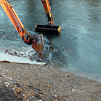 Trabalhos de escavação na borda da água para medidas de proteção das margens