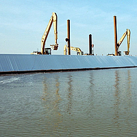 Instalação do filme geotêxtil no porto