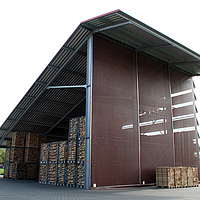 Rede de quebra-ventos num armazém para divisão de madeira