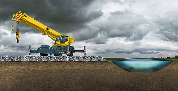 Guindaste em plataforma de trabalho temporária Guindaste em uma plataforma de trabalho temporária feita de tecidos e compostos para estabilizar o solo macio no leito do rio adjacente