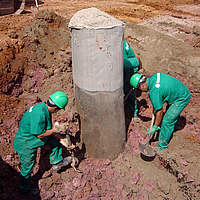 Os trabalhadores usam uma pá numa coluna revestida e preenchida com Ringtrac®.