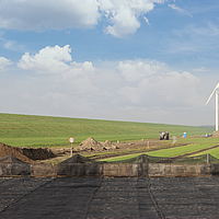 Terra reforçada com geogrelhas como plataforma de guindaste para a construção de turbinas eólicas