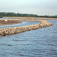Barragem de pedra na margem de um curso de água