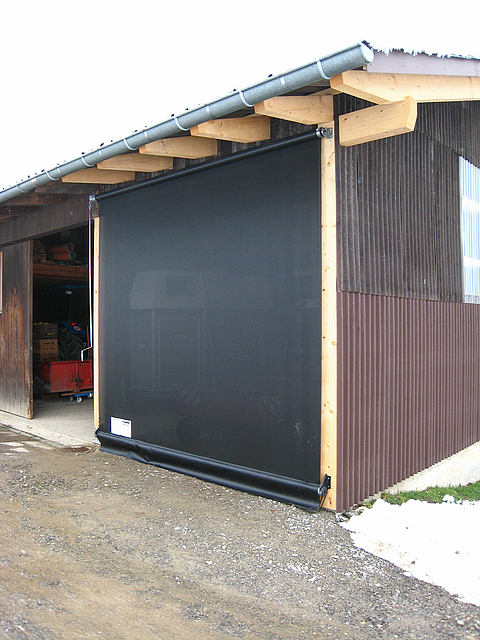 Sistema de persianas para facilitar a protecção do armazém contra o vento e as intempéries