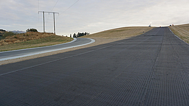 A grelha de reforço HaTelit XP reforça a superfície do asfalto
