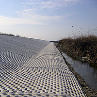 Sacos de areia para proteção das margens na margem do rio