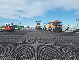 O compósito SamiGrid® no asfalto do aeroporto, durante a asfaltagem