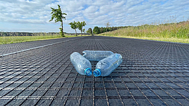 Estrada com reforço ecológico HaTelit C e garrafas de plástico recicladas
