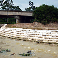Margens do rio protegidas com sacos SoilTain