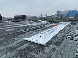 Instalação de geotêxtil tecido Stabilenka na área de armazenagem do Steelwind