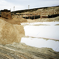 A geogrelha Stabilenka é utilizada para fixar um talude num estaleiro de construção