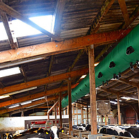 Vista inferior da mangueira de ventilação do tubo de ar Vista inferior da mangueira de ventilação do tubo de ar num galpão de vacas