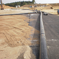 Proteção das águas subterrâneas em estaleiros de construção: Impermeabilização básica HUESKER em uso
