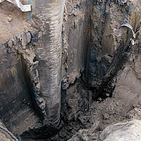 Uma coluna Ringtrac® cheia, parcialmente enterrada no solo
