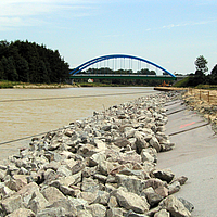 Instalação de tapetes de controle de erosão e revestimento de riprap para controle de erosão do Canal Dortmund-Ems