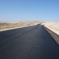 Estrada inacabada mostra camada HaTelit sem pavimento de asfalto