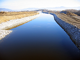 Canal de água vedado com tapetes de concreto e revestimento de riprap na usina de Ritzersdorf