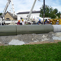 Enchimento da Incomat® Pipeline Cover com bomba de betão através do gargalo de enchimento