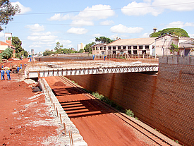 Segurança e flexibilidade: Sistema de blocos Fortrac sob pontes