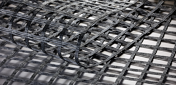 Reforço de solo Fortrac MDT: geogrelha resistente a álcalis para valores extremos de pH Geogrelhas Fortrac MDT feitas de fios de álcool polivinílico resistentes a álcalis, ideais para pisos com valores extremos de pH e aglutinantes hidráulicos, como cimento ou cal