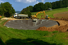 Instalação de tapetes de concreto para impermeabilização e controle de erosão da bacia de retenção de águas pluviais