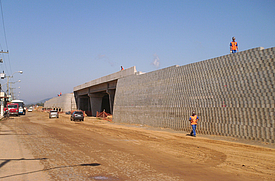 Muros de contenção seguros com Fortrac Block: Construção de muros com elevada estabilidade