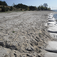 Os sacos SoilTain em ação como proteção costeira numa costa arenosa
