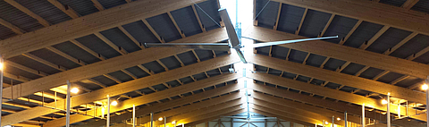 Vários ventiladores ligados ao cume do telhado de um celeiro