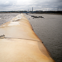 Barragem feita de geossintéticos puros